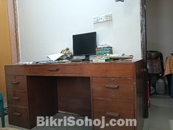 একটি টেবিল বিক্রি হবে